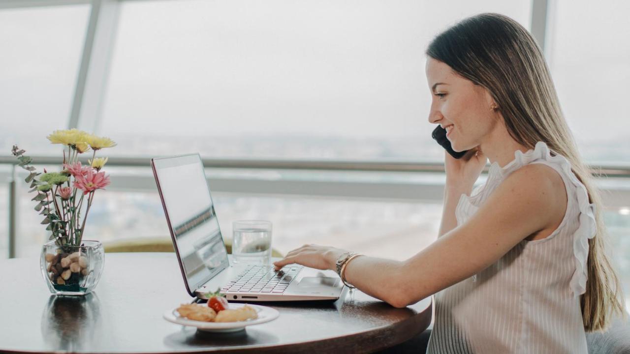 Holiday Inn - Quito Airport By Ihg Tababela Kültér fotó A woman working from home