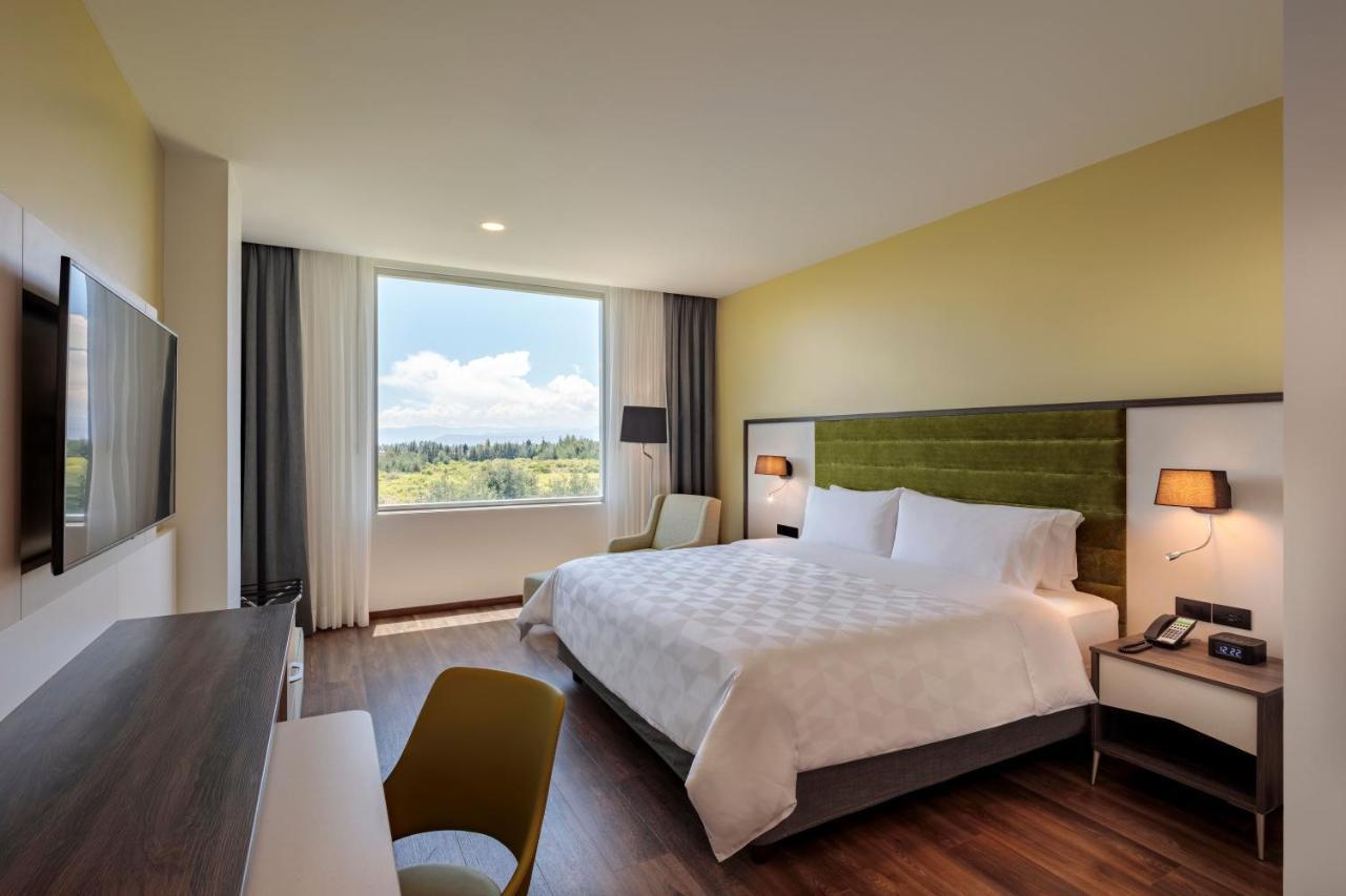 Holiday Inn - Quito Airport By Ihg Tababela Kültér fotó A room at the Hilton Garden Inn in San Jose, Costa Rica