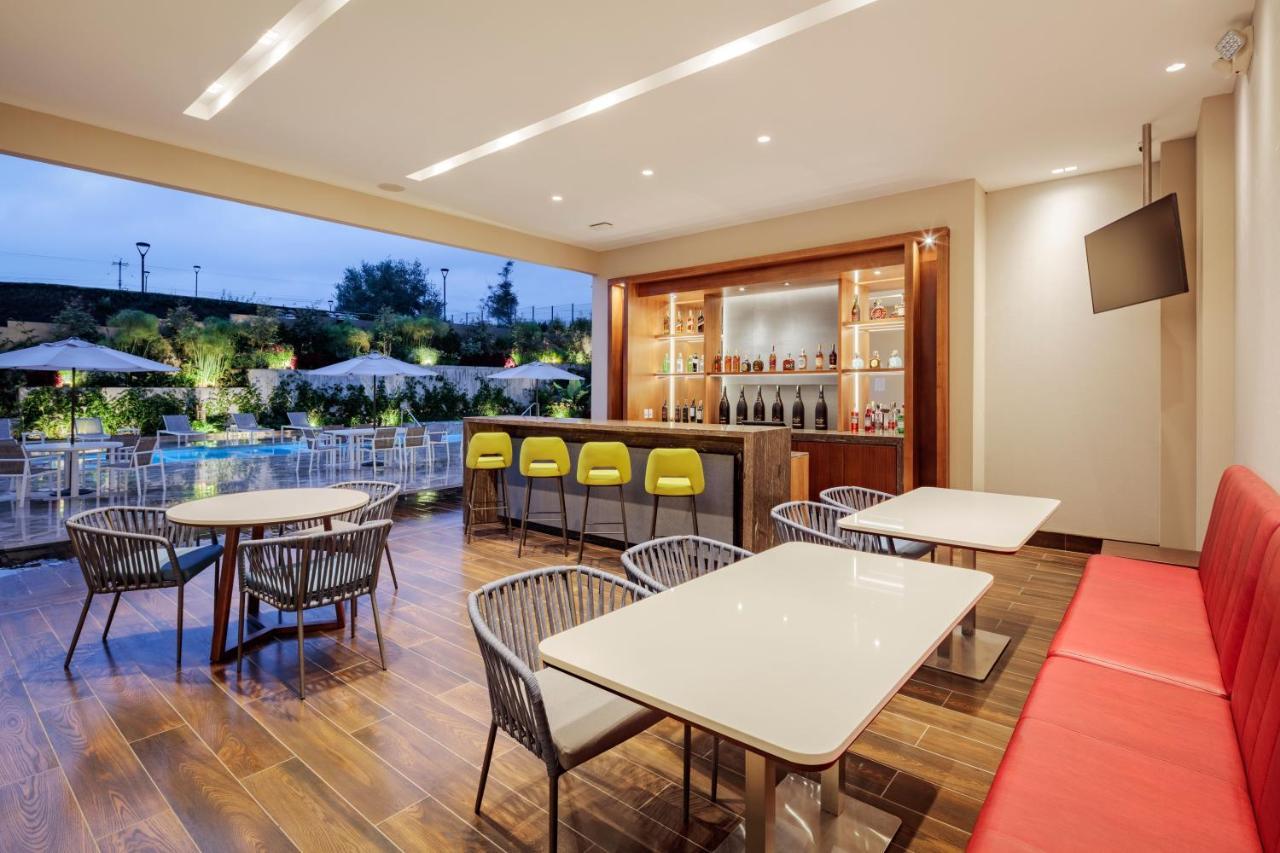 Holiday Inn - Quito Airport By Ihg Tababela Kültér fotó The pool bar at the hotel