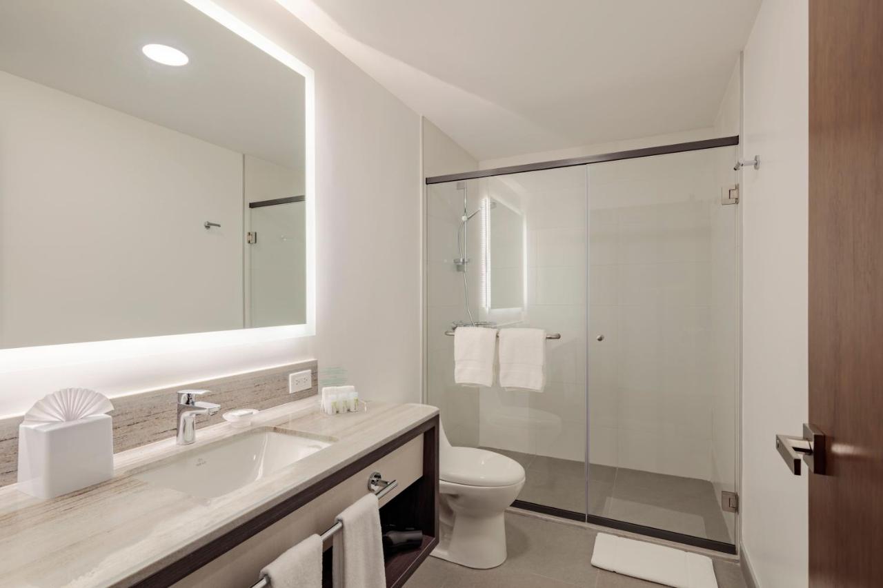 Holiday Inn - Quito Airport By Ihg Tababela Kültér fotó A bathroom in a hotel