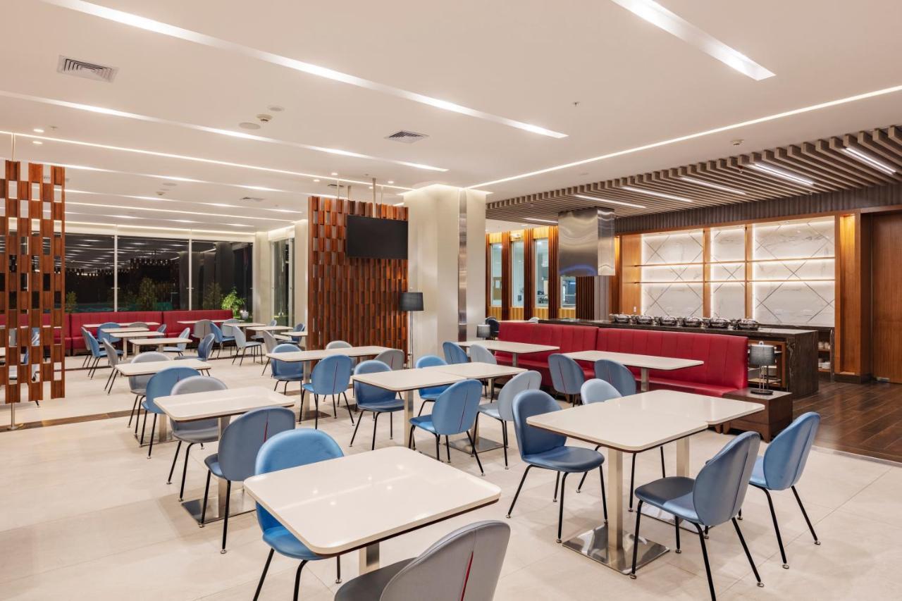 Holiday Inn - Quito Airport By Ihg Tababela Kültér fotó The interior of the lounge