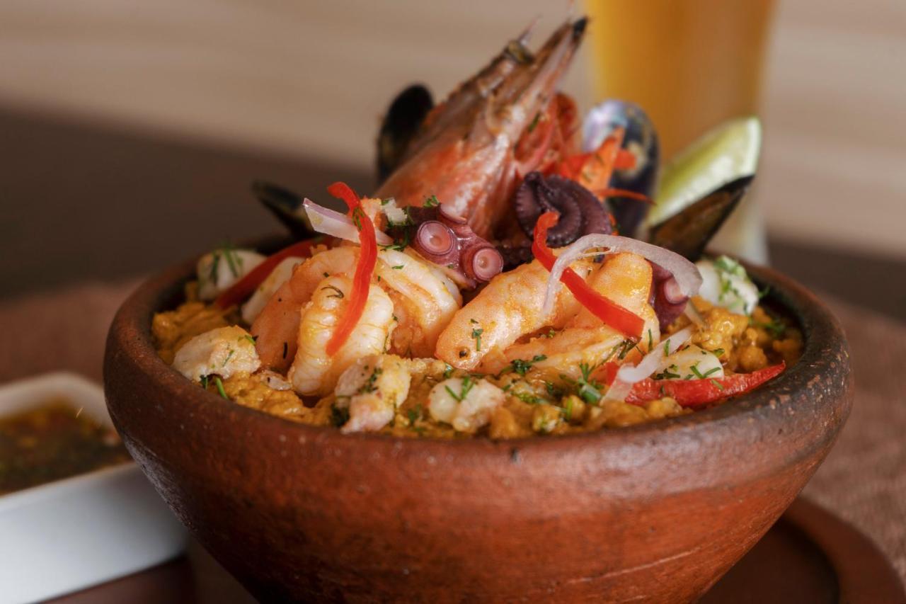 Holiday Inn - Quito Airport By Ihg Tababela Kültér fotó Seafood paella
