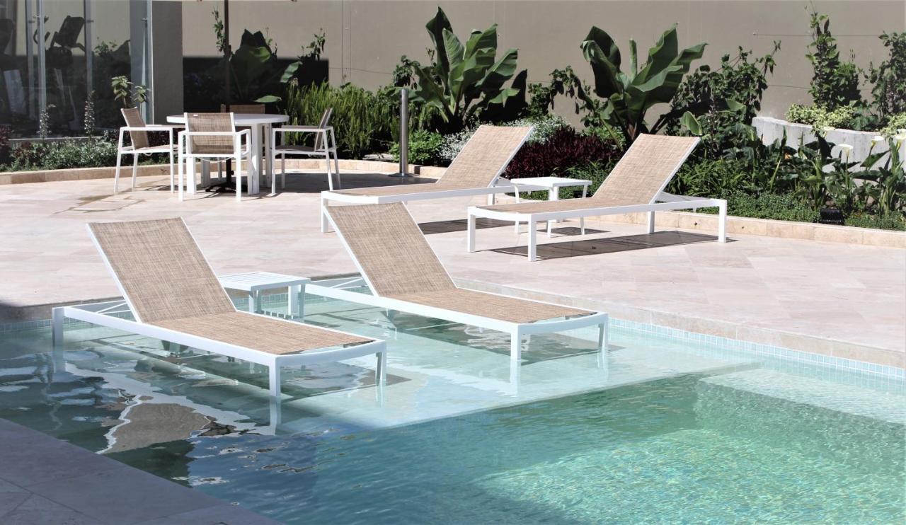 Holiday Inn - Quito Airport By Ihg Tababela Kültér fotó Sunbathing chairs